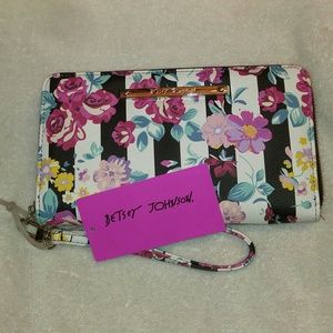 Betsey Johnson Bags - NWT Betsey Johnson Wallet /Wristlet Betsey Johnson Bags - NWT Betsey Johnson Wallet /Wristlet